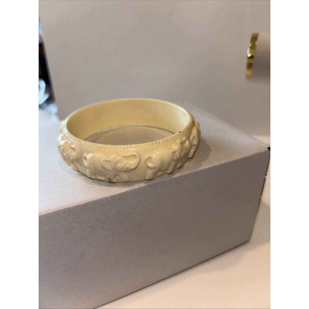 VINTAGE PLASTIC ELEPHANT BANGLE BRACELET WITH RAISED ELEPHANTS TRUNKS UP